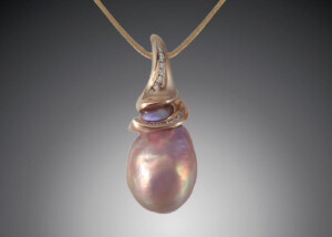 Pink Pearl And Red Gold Pendant With Diamonds